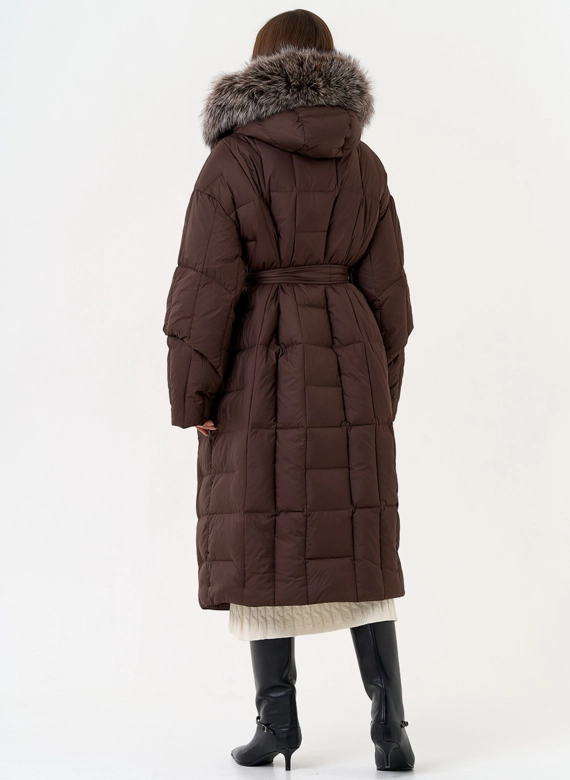 Женский пуховик с отделкой из чернобурой лисы