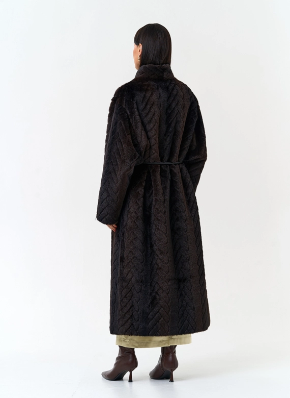 Темное пальто из эко меха с поясом фото