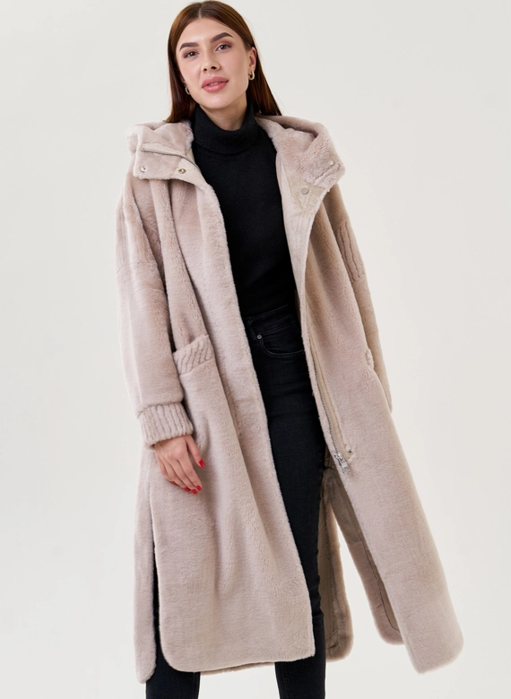 Длинное пальто из эко меха