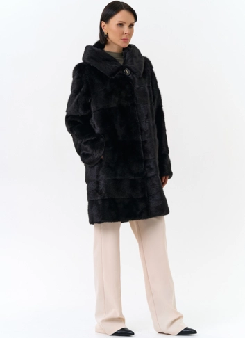 Шуба из норки с капюшоном черного цвета